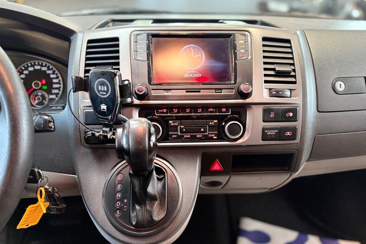 Hvid VW Caravelle fra 2012