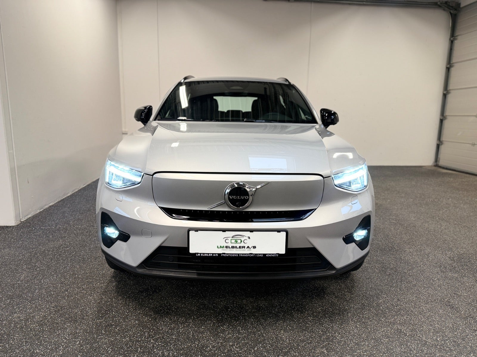 Grå Volvo XC40 fra 2023