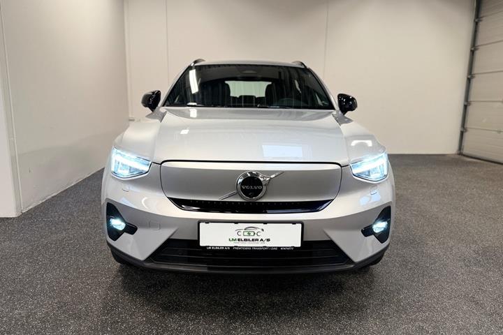 Grå Volvo XC40 fra 2023
