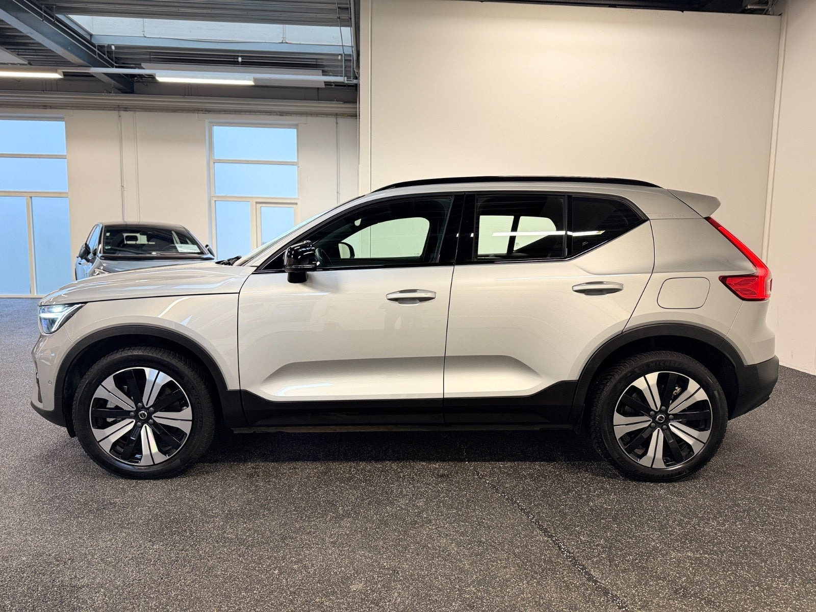 Grå Volvo XC40 fra 2023