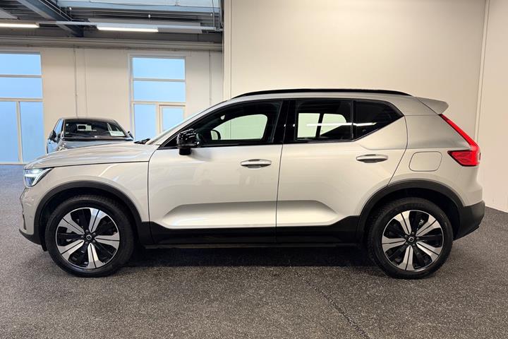 Grå Volvo XC40 fra 2023