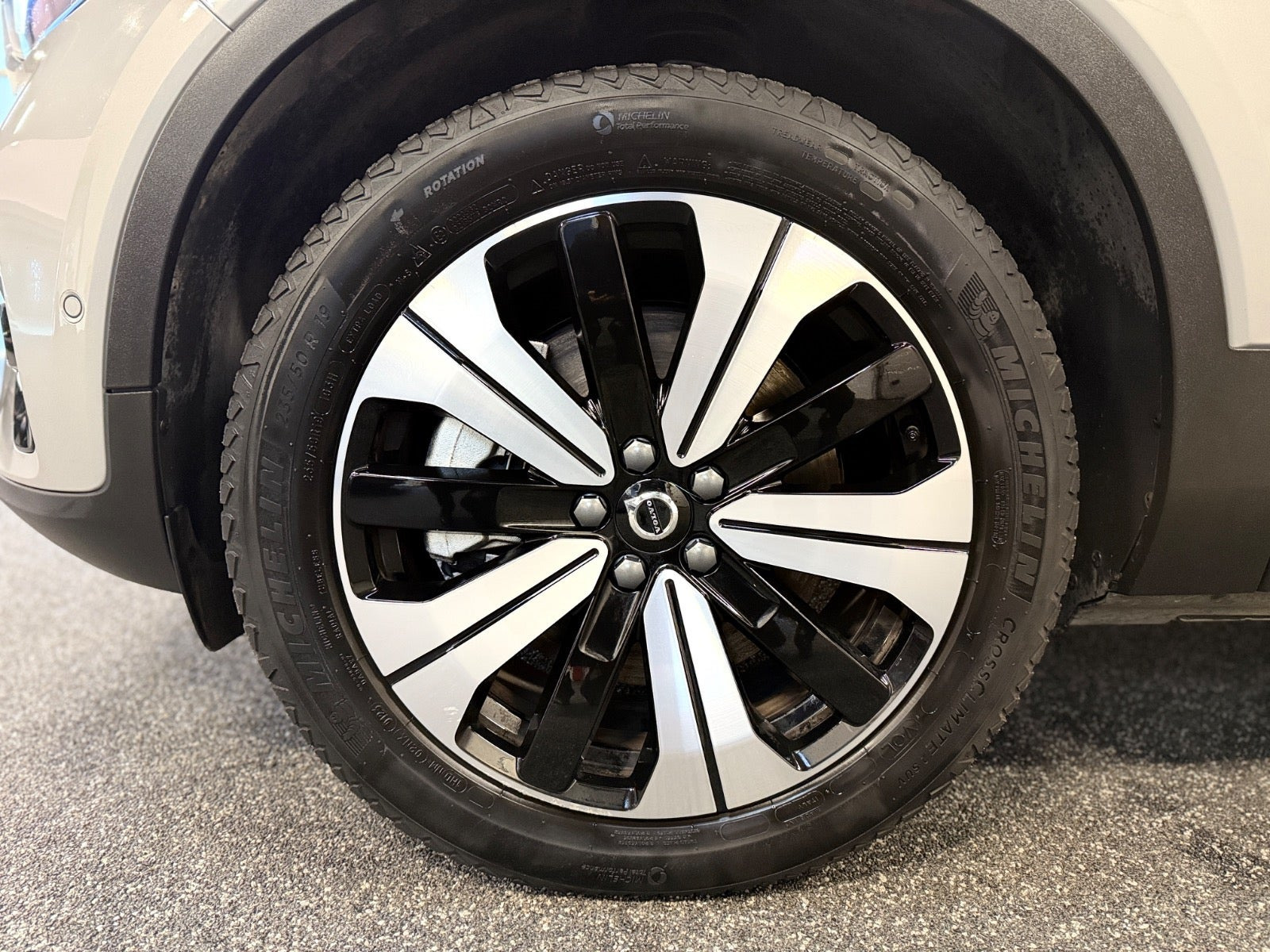 Grå Volvo XC40 fra 2023