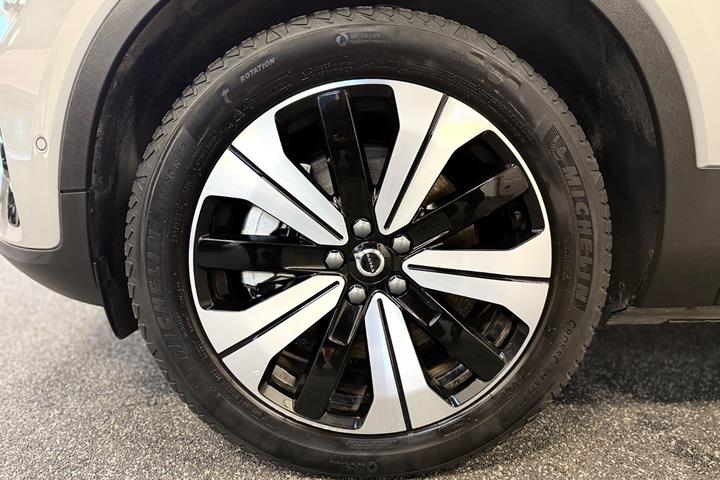 Grå Volvo XC40 fra 2023