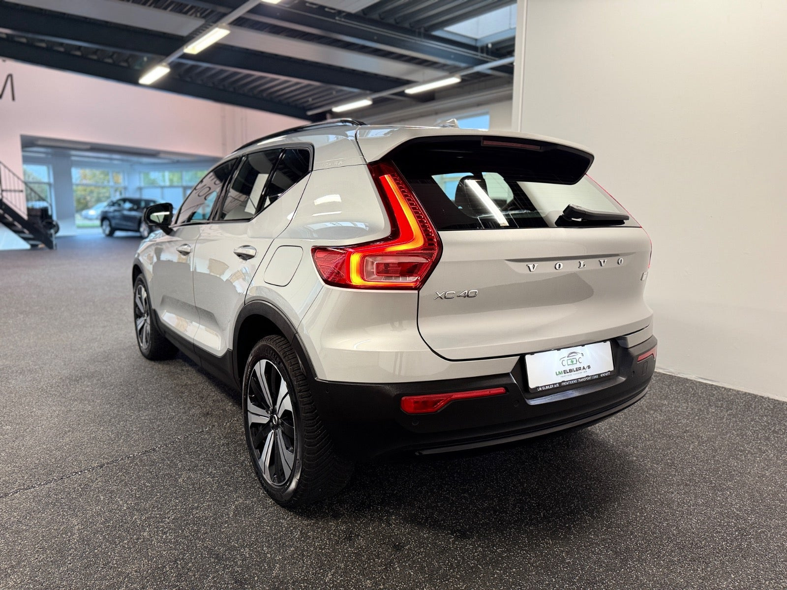 Grå Volvo XC40 fra 2023