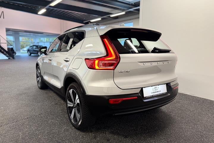 Grå Volvo XC40 fra 2023