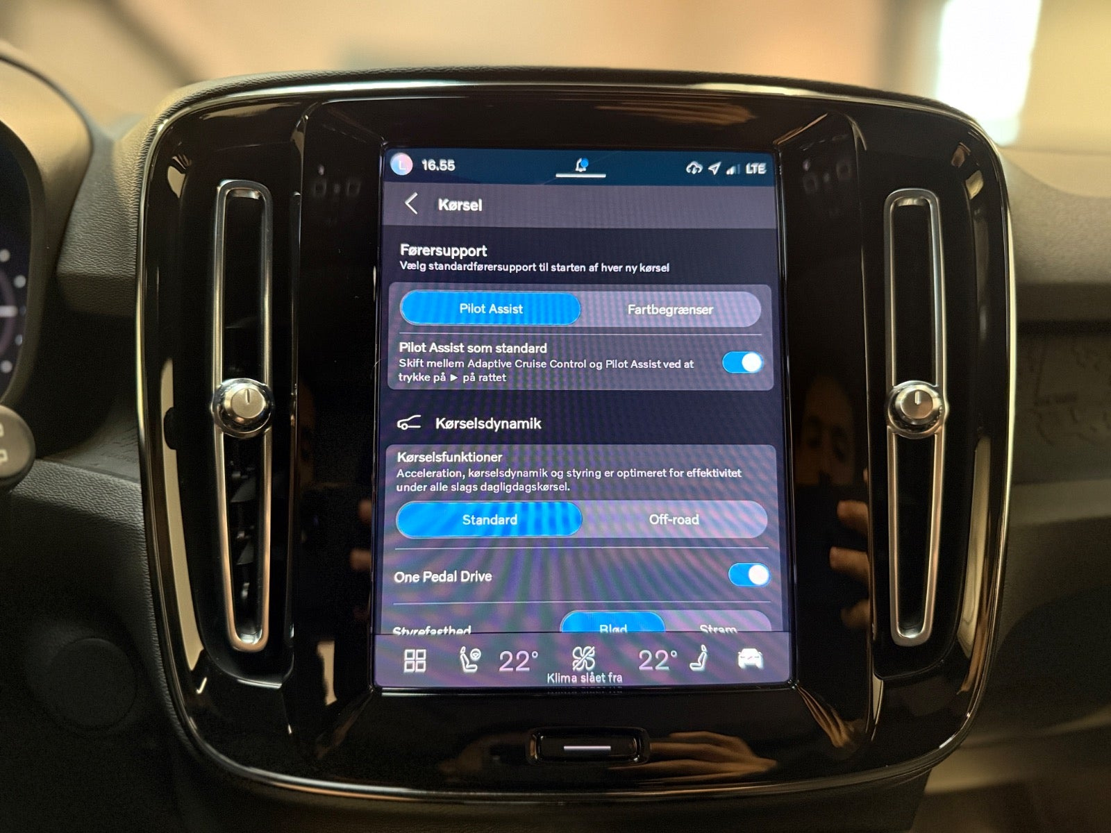 Grå Volvo XC40 fra 2023