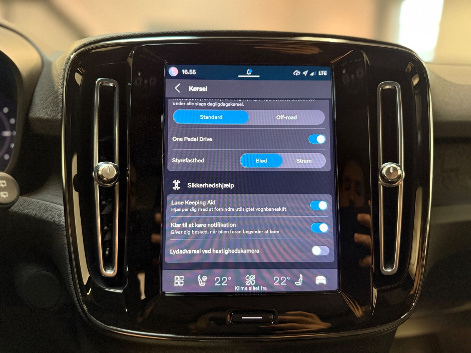 Grå Volvo XC40 fra 2023