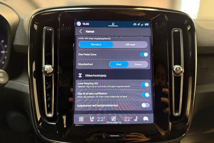 Grå Volvo XC40 fra 2023