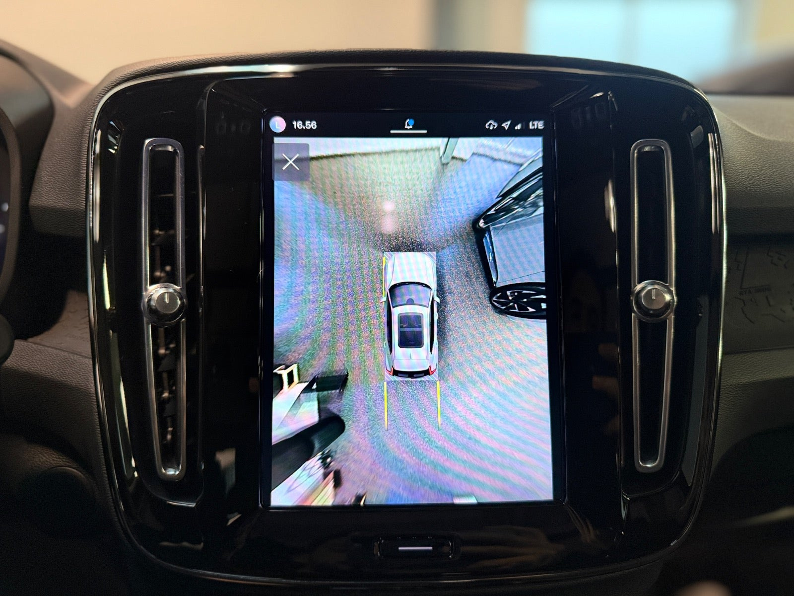 Grå Volvo XC40 fra 2023