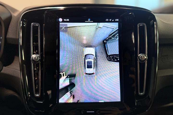 Grå Volvo XC40 fra 2023