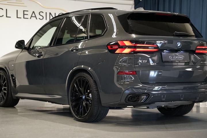 Grå BMW X5 fra 2023