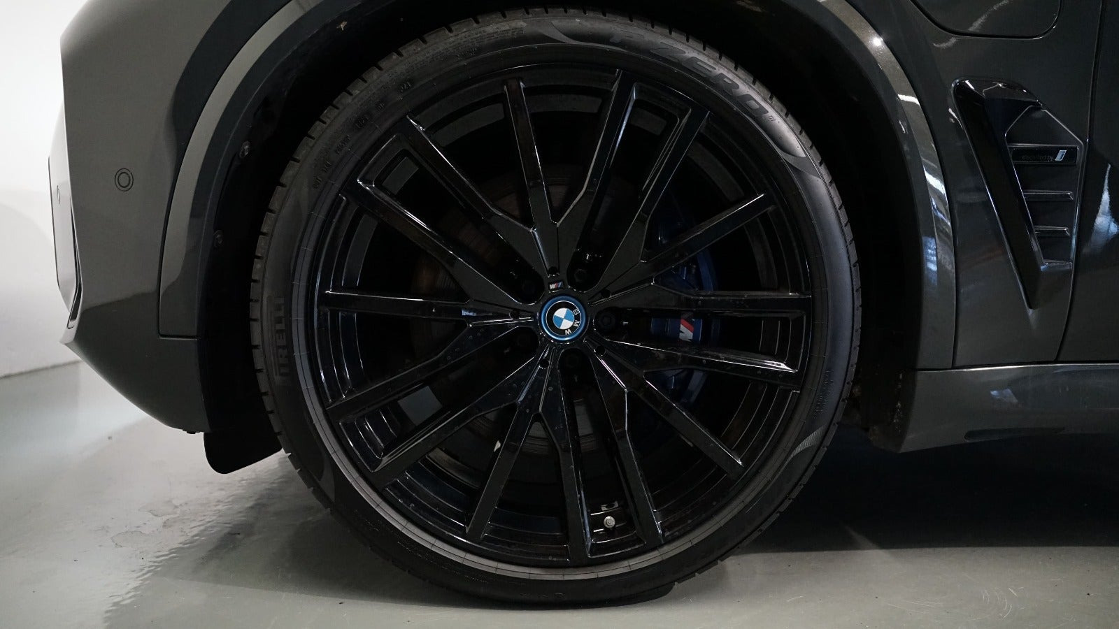Grå BMW X5 fra 2023