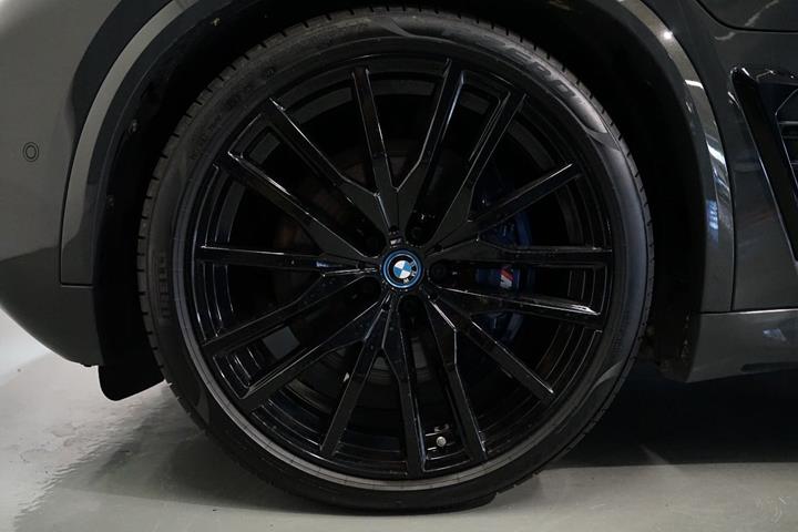 Grå BMW X5 fra 2023