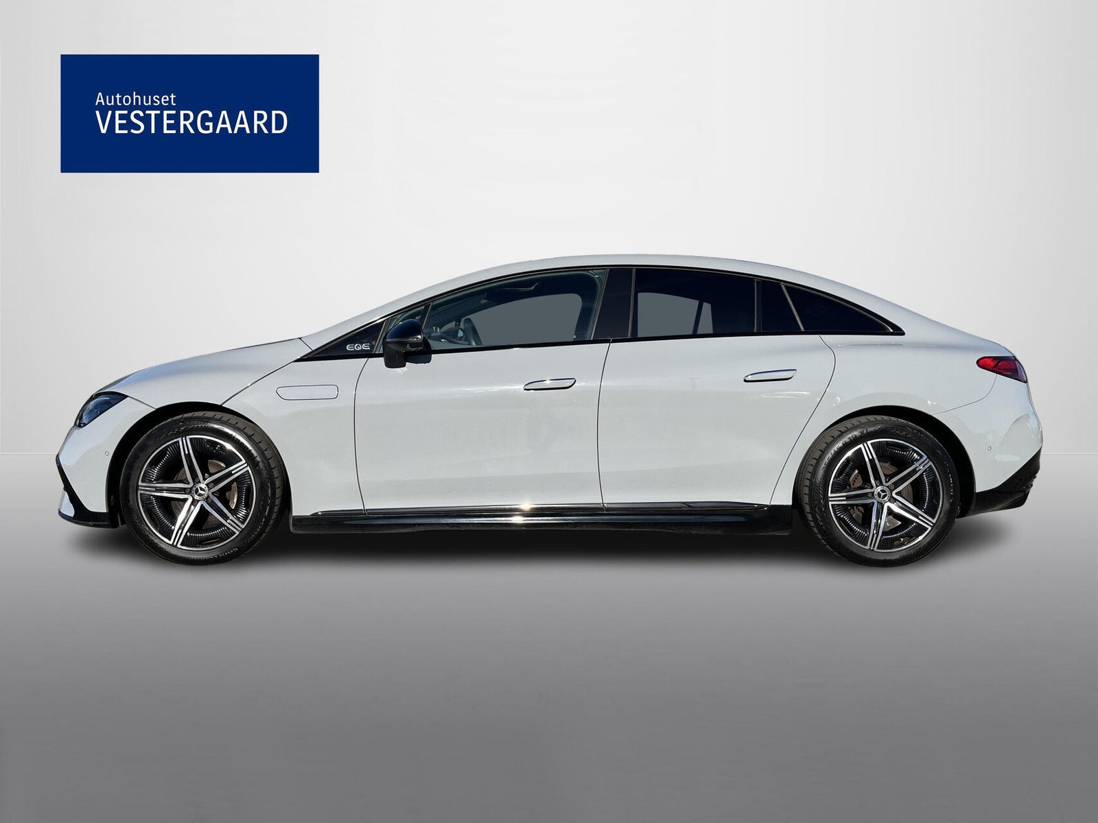 Grå Mercedes EQE350 fra 2023