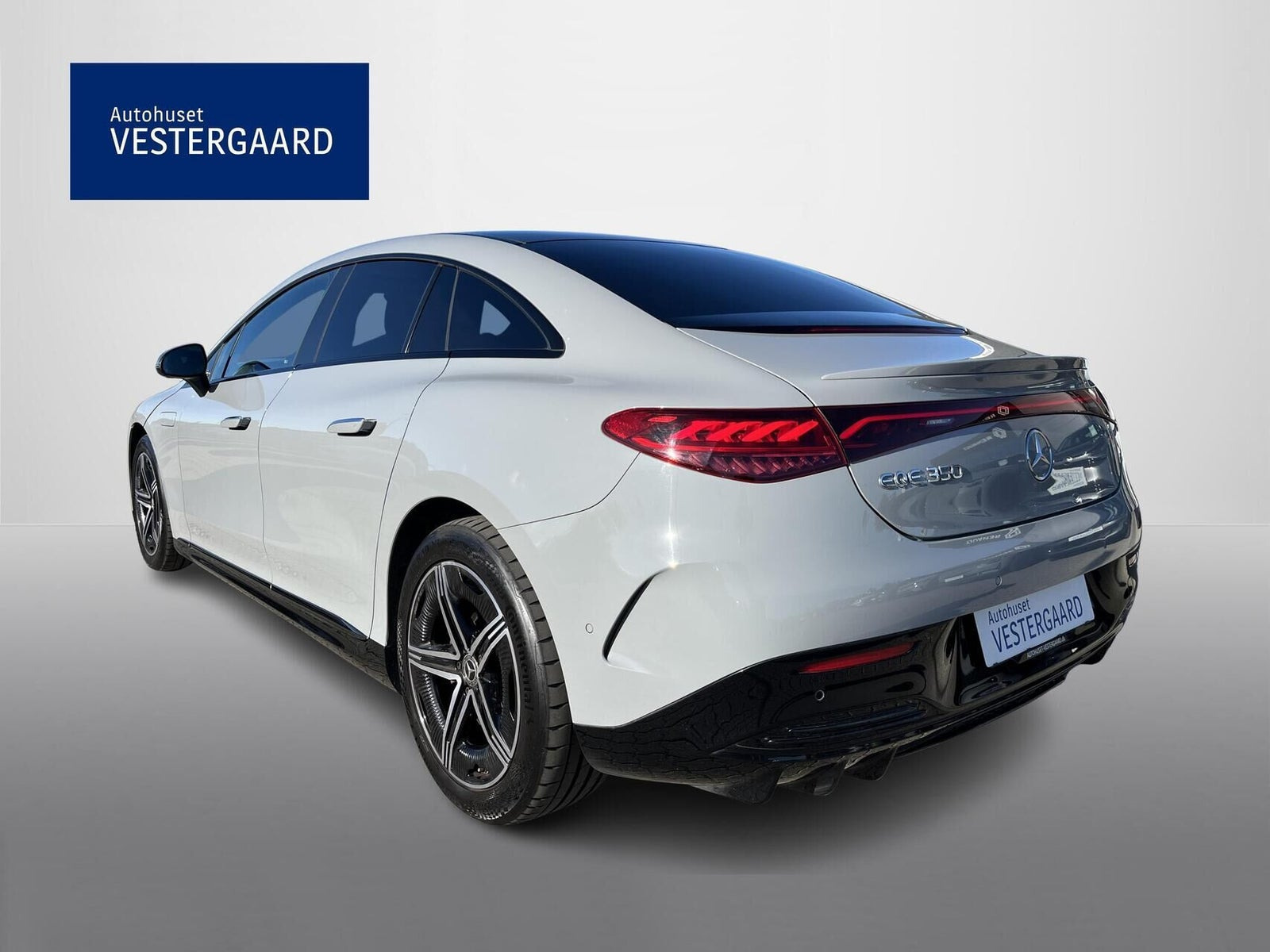 Grå Mercedes EQE350 fra 2023