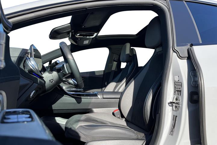 Grå Mercedes EQE350 fra 2023