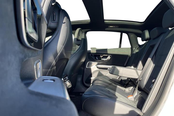 Grå Mercedes EQE350 fra 2023