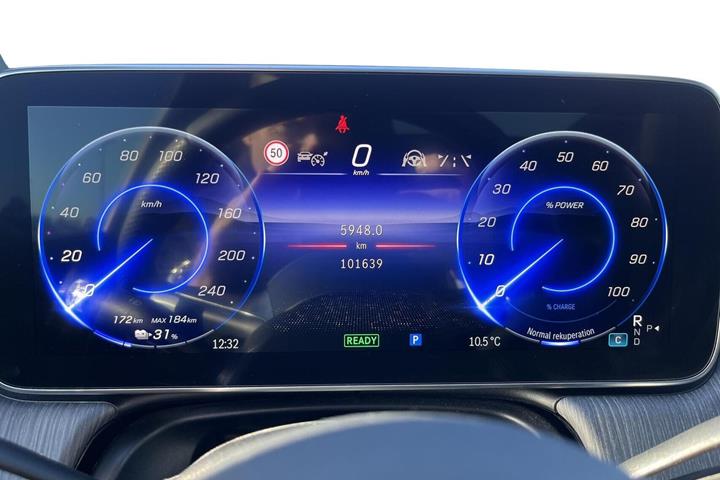 Grå Mercedes EQE350 fra 2023