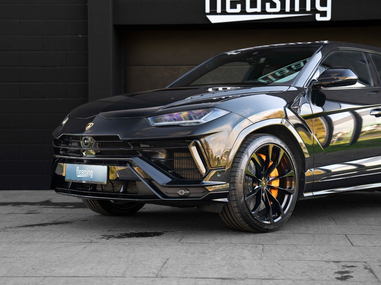 Sort Lamborghini Urus fra 2023
