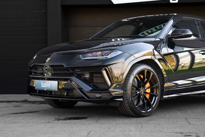 Sort Lamborghini Urus fra 2023
