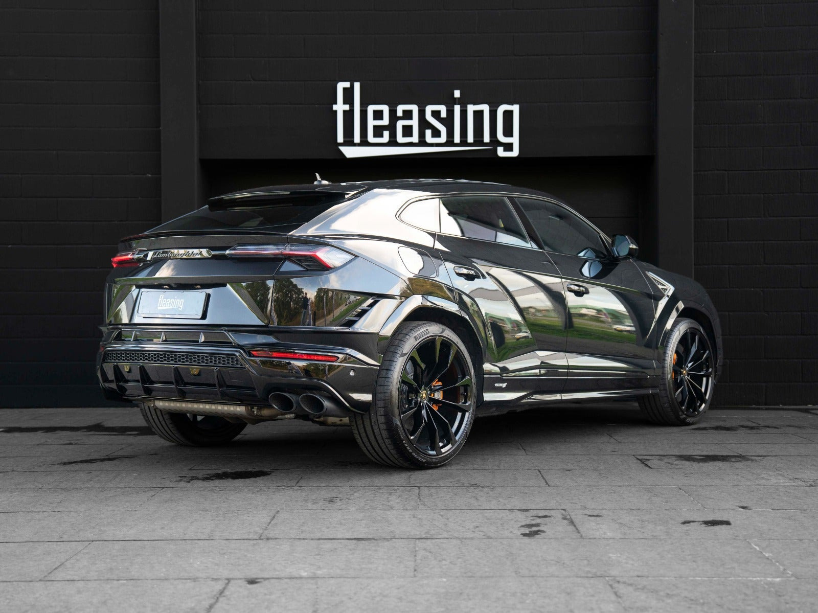 Sort Lamborghini Urus fra 2023