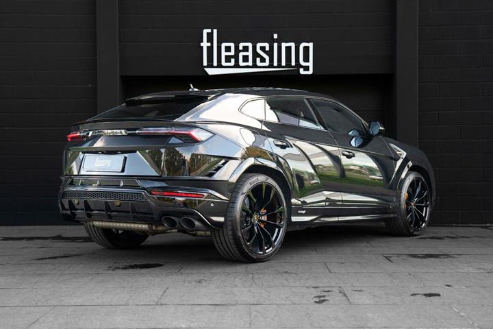 Sort Lamborghini Urus fra 2023