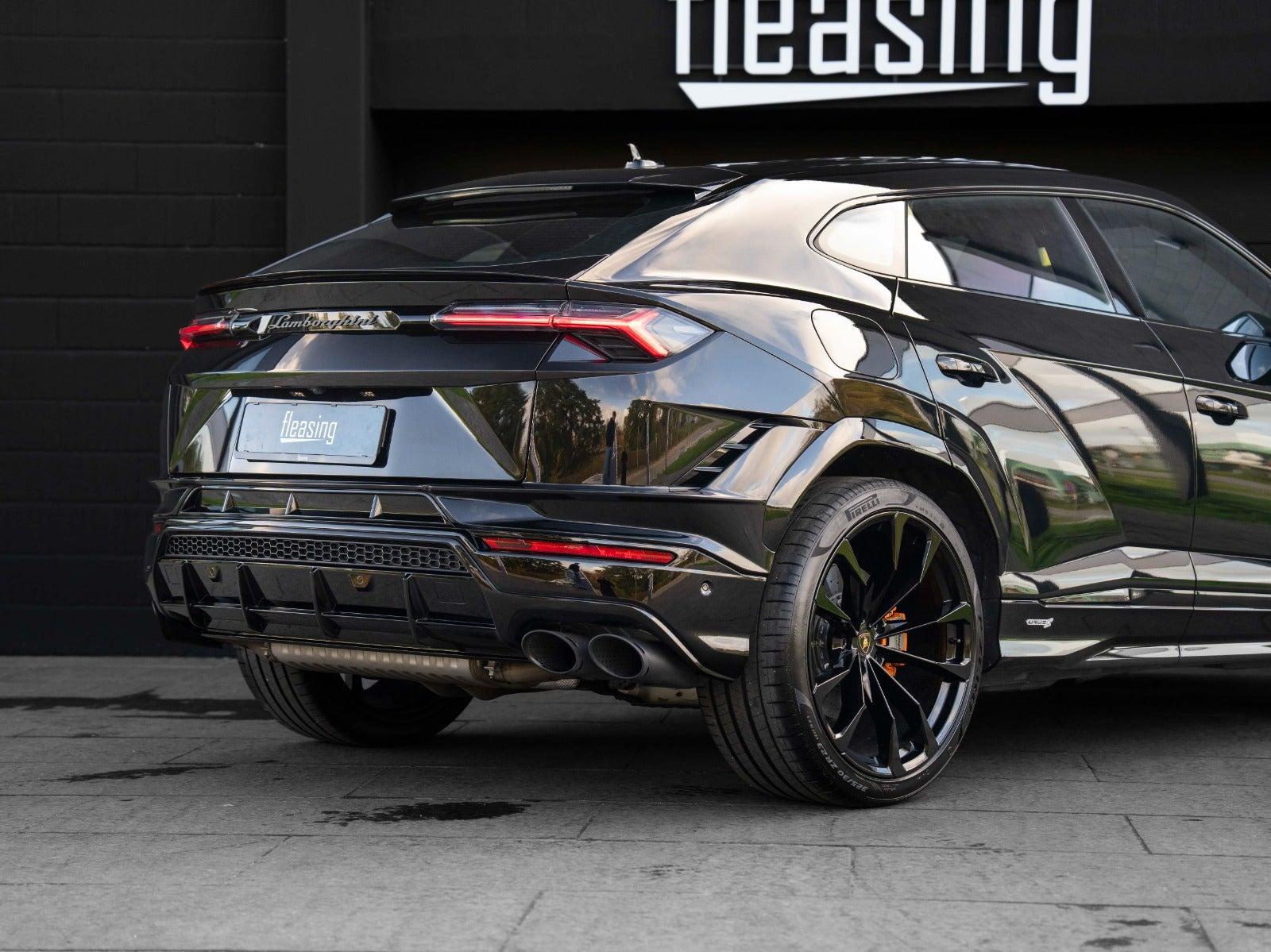 Sort Lamborghini Urus fra 2023