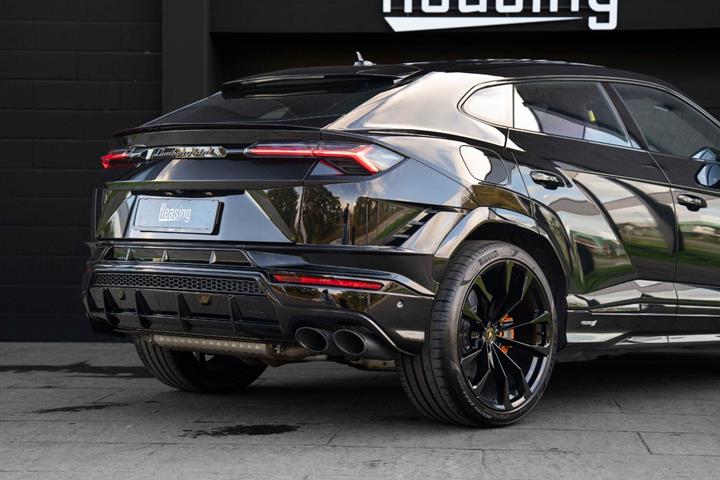 Sort Lamborghini Urus fra 2023