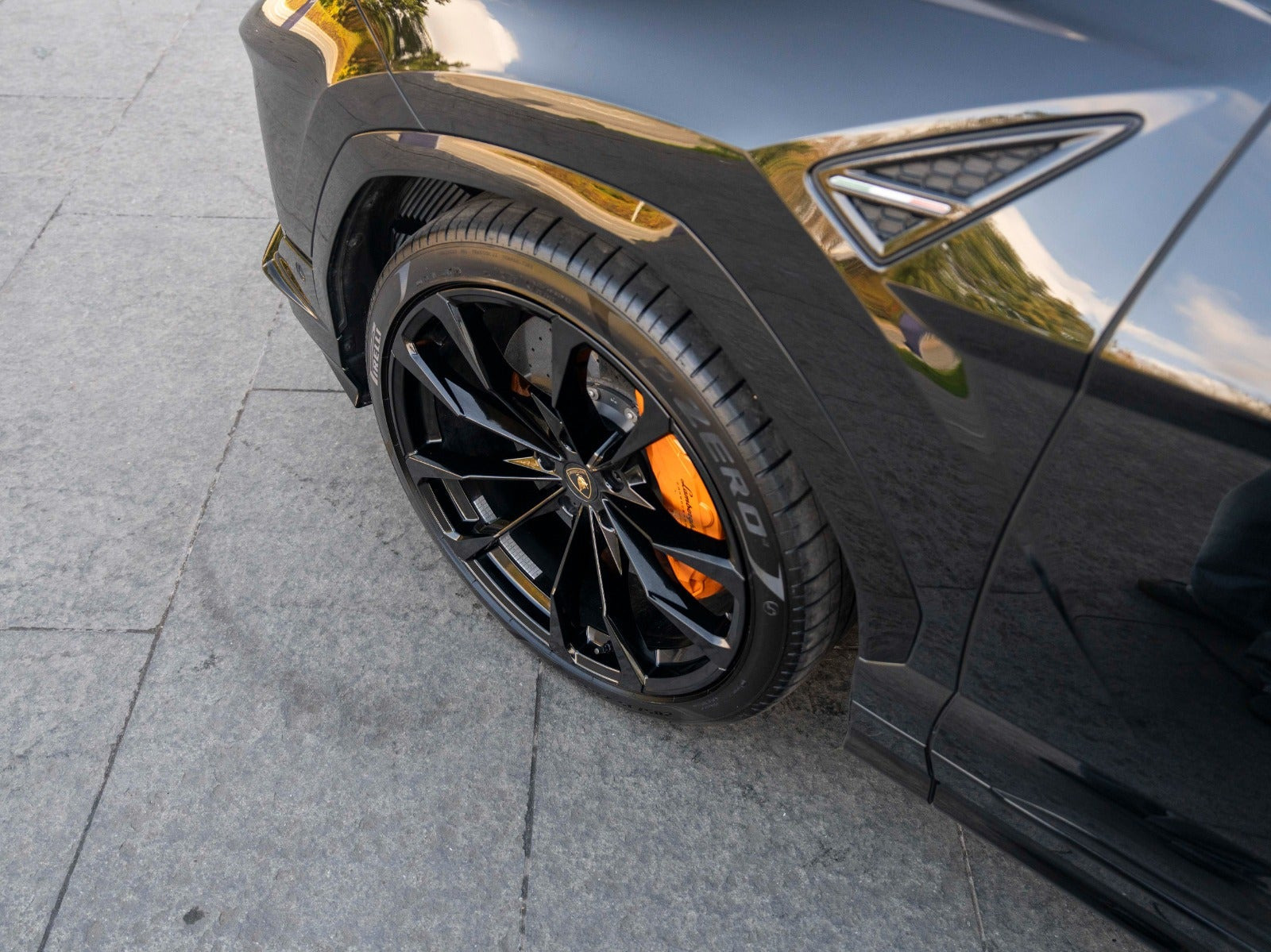 Sort Lamborghini Urus fra 2023