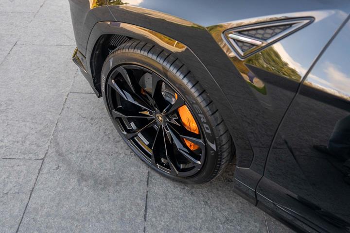 Sort Lamborghini Urus fra 2023