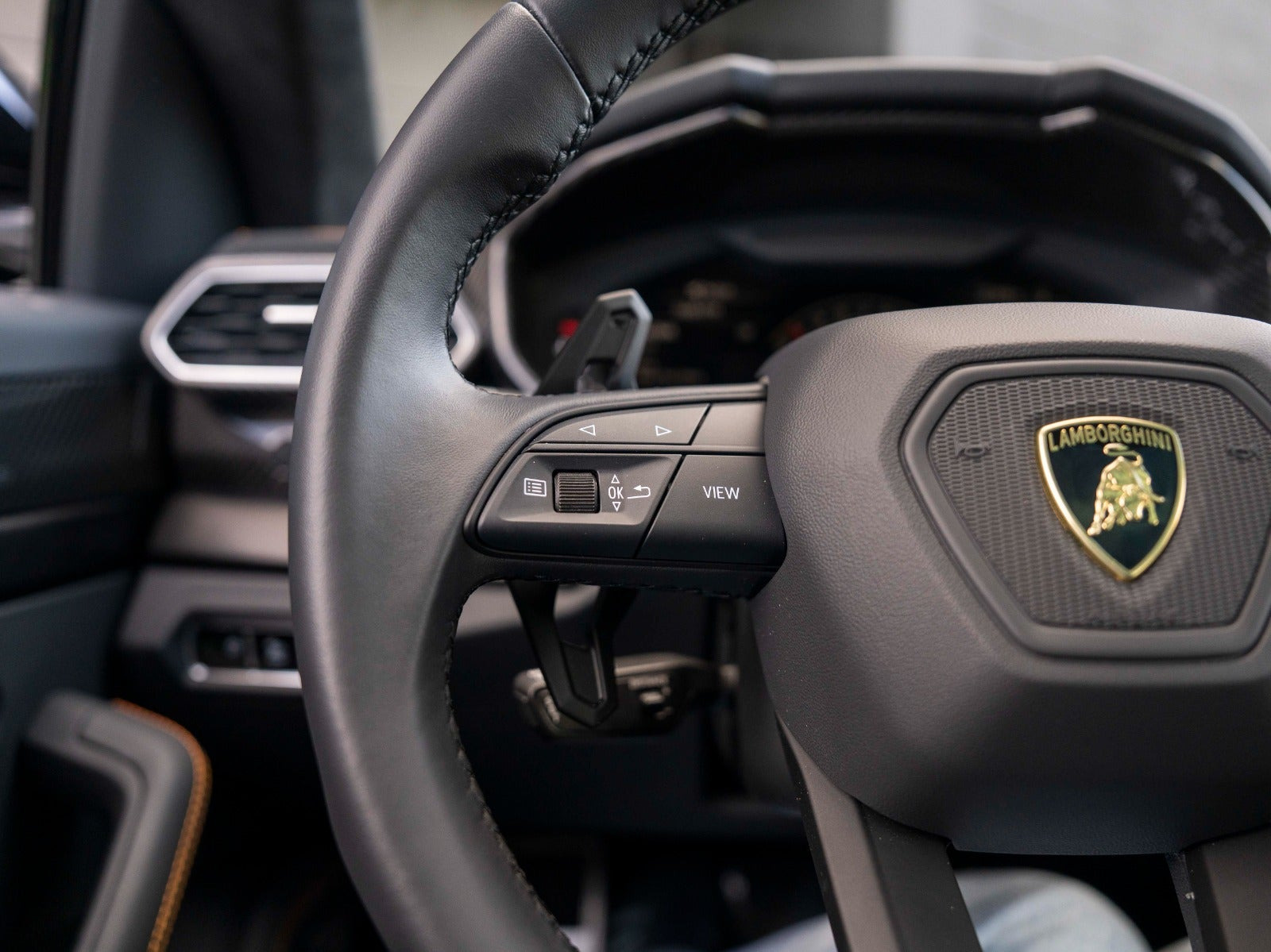 Sort Lamborghini Urus fra 2023