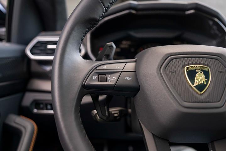 Sort Lamborghini Urus fra 2023