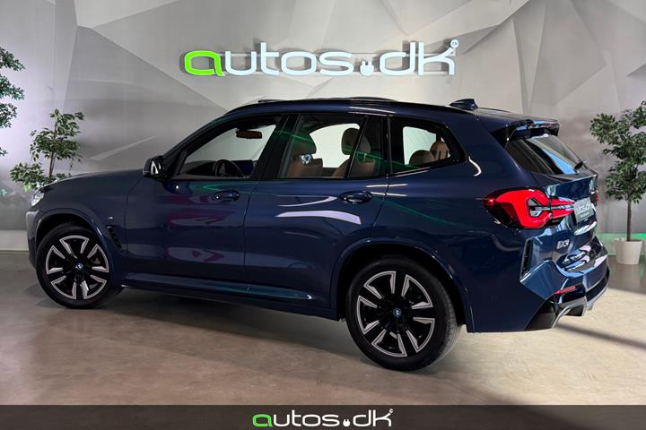 Blå BMW iX3 fra 2024