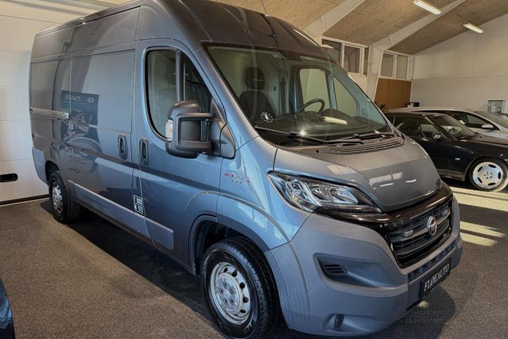 Blå Fiat Ducato 30 fra 2018