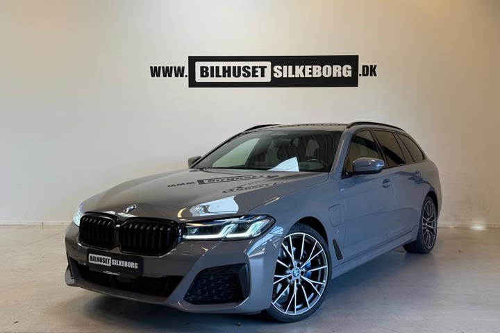 Blå BMW 530e fra 2021