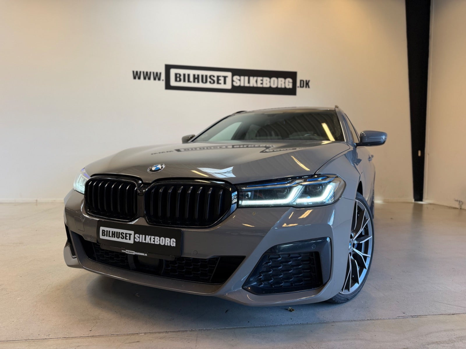 Blå BMW 530e fra 2021