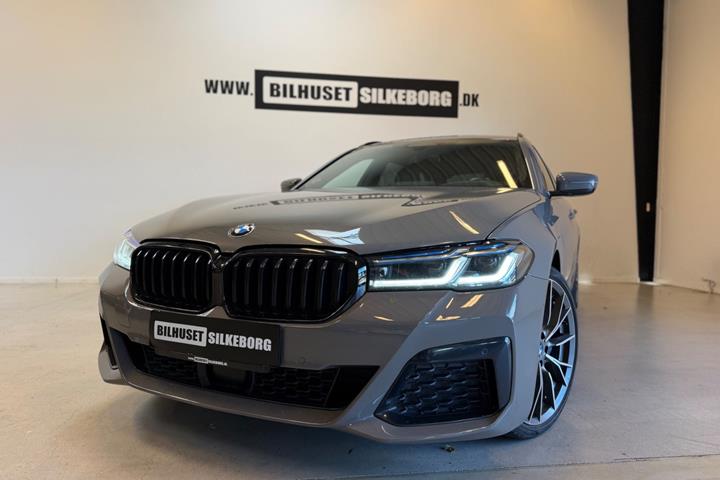 Blå BMW 530e fra 2021