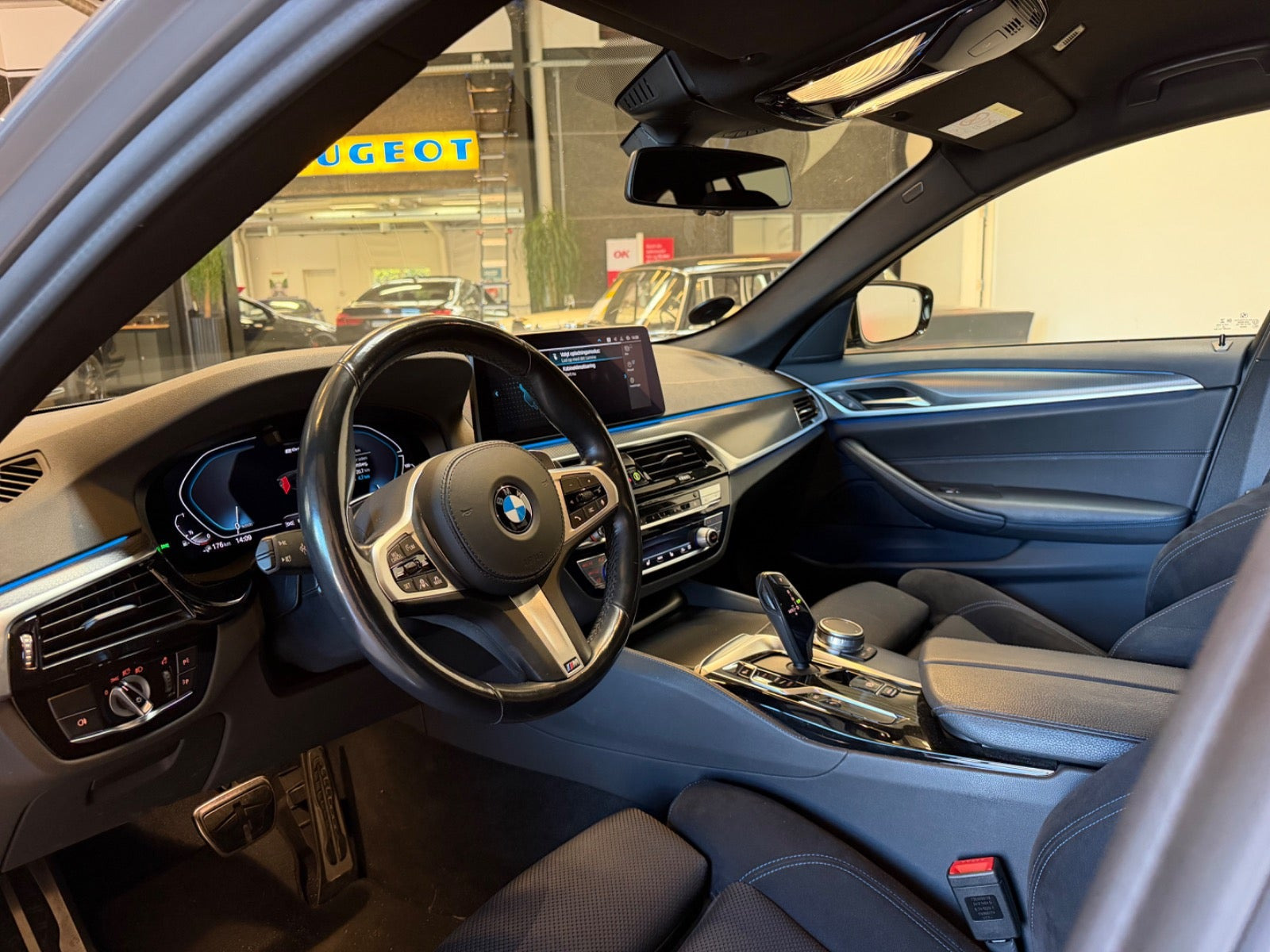 Blå BMW 530e fra 2021