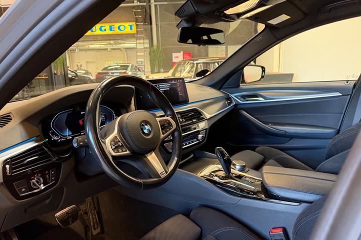 Blå BMW 530e fra 2021