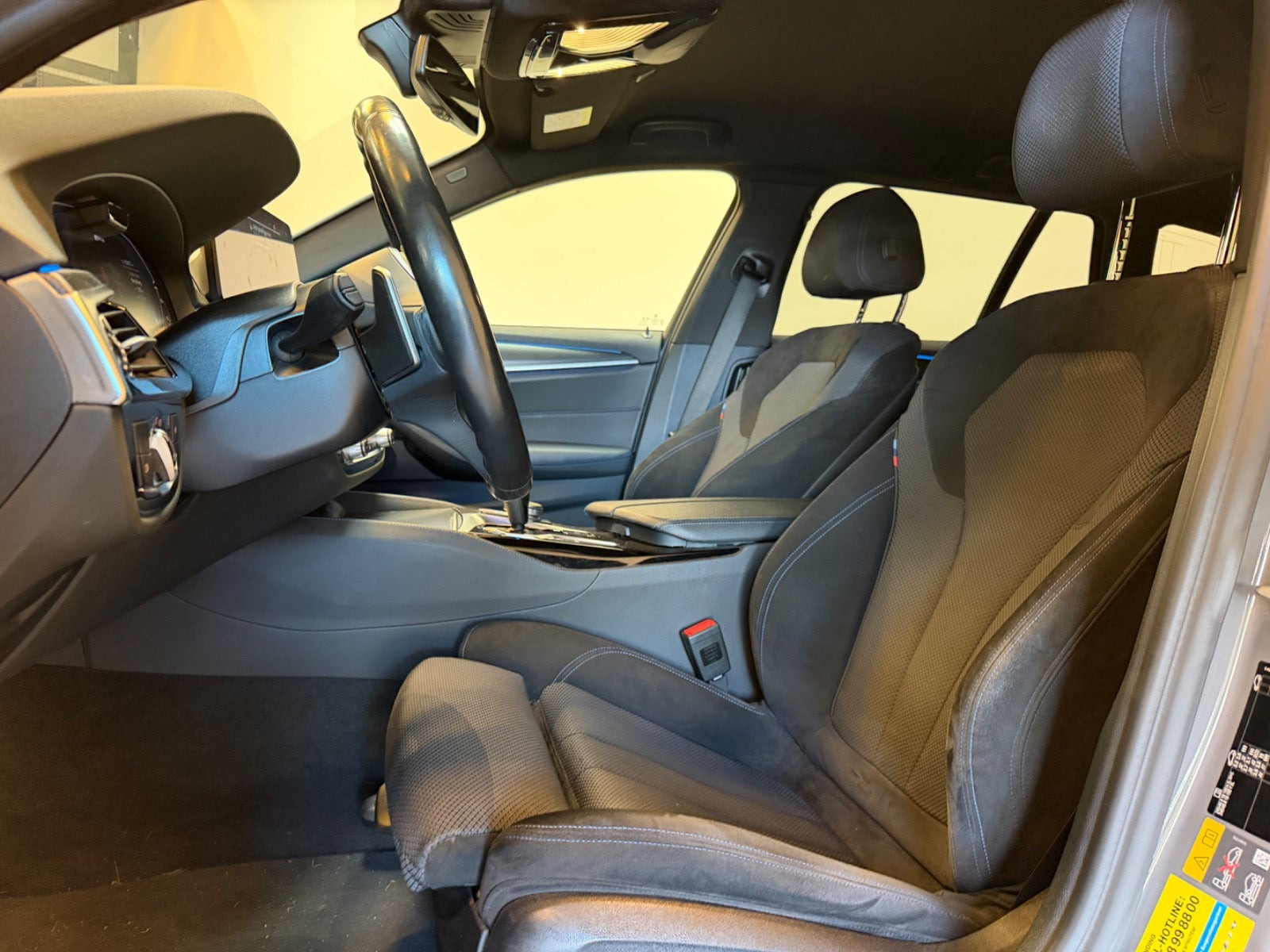 Blå BMW 530e fra 2021