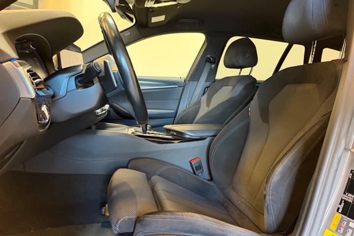 Blå BMW 530e fra 2021