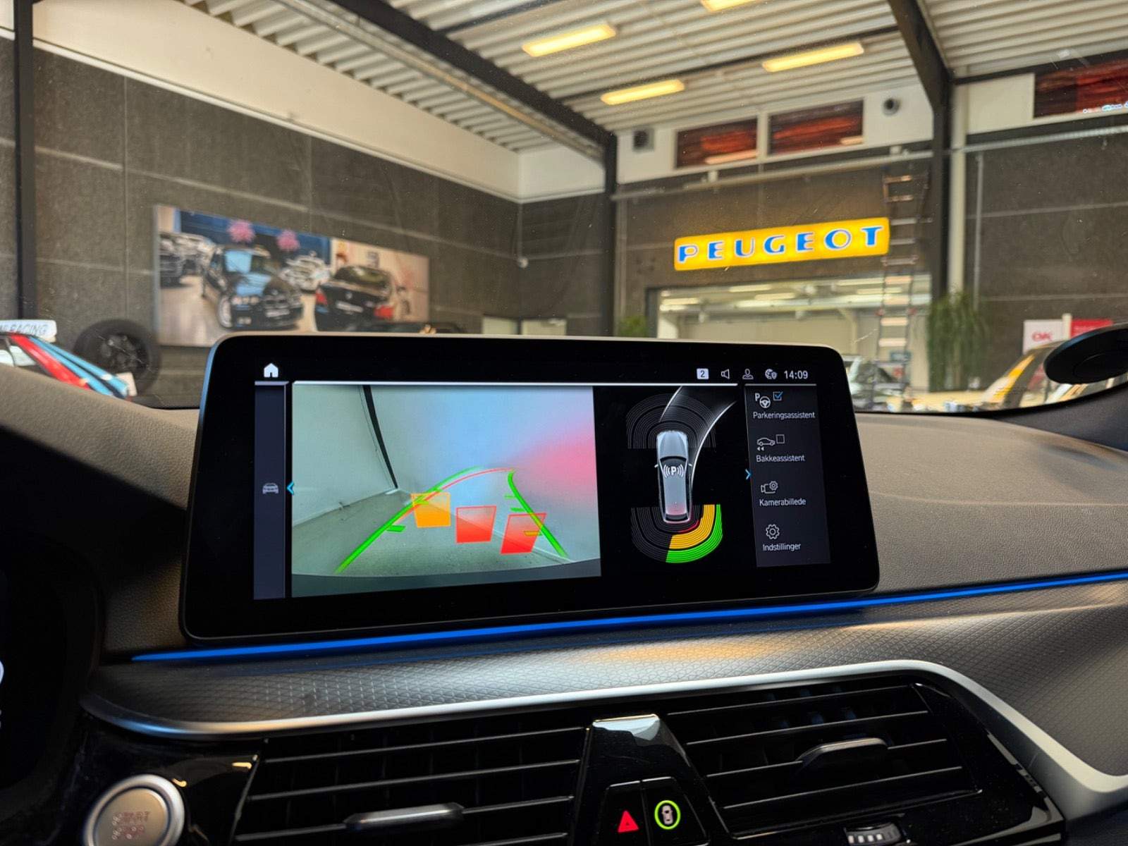 Blå BMW 530e fra 2021