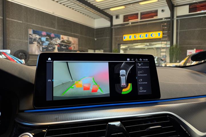 Blå BMW 530e fra 2021