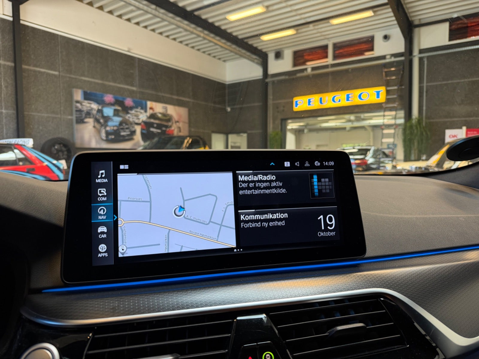Blå BMW 530e fra 2021