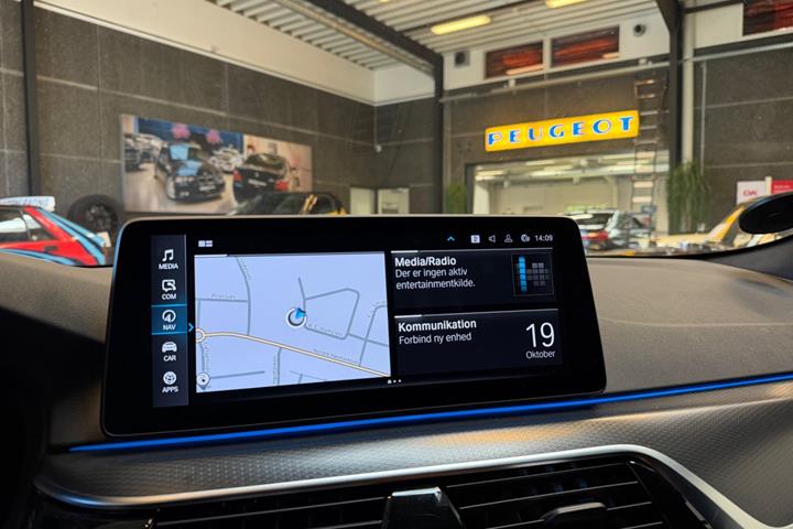 Blå BMW 530e fra 2021