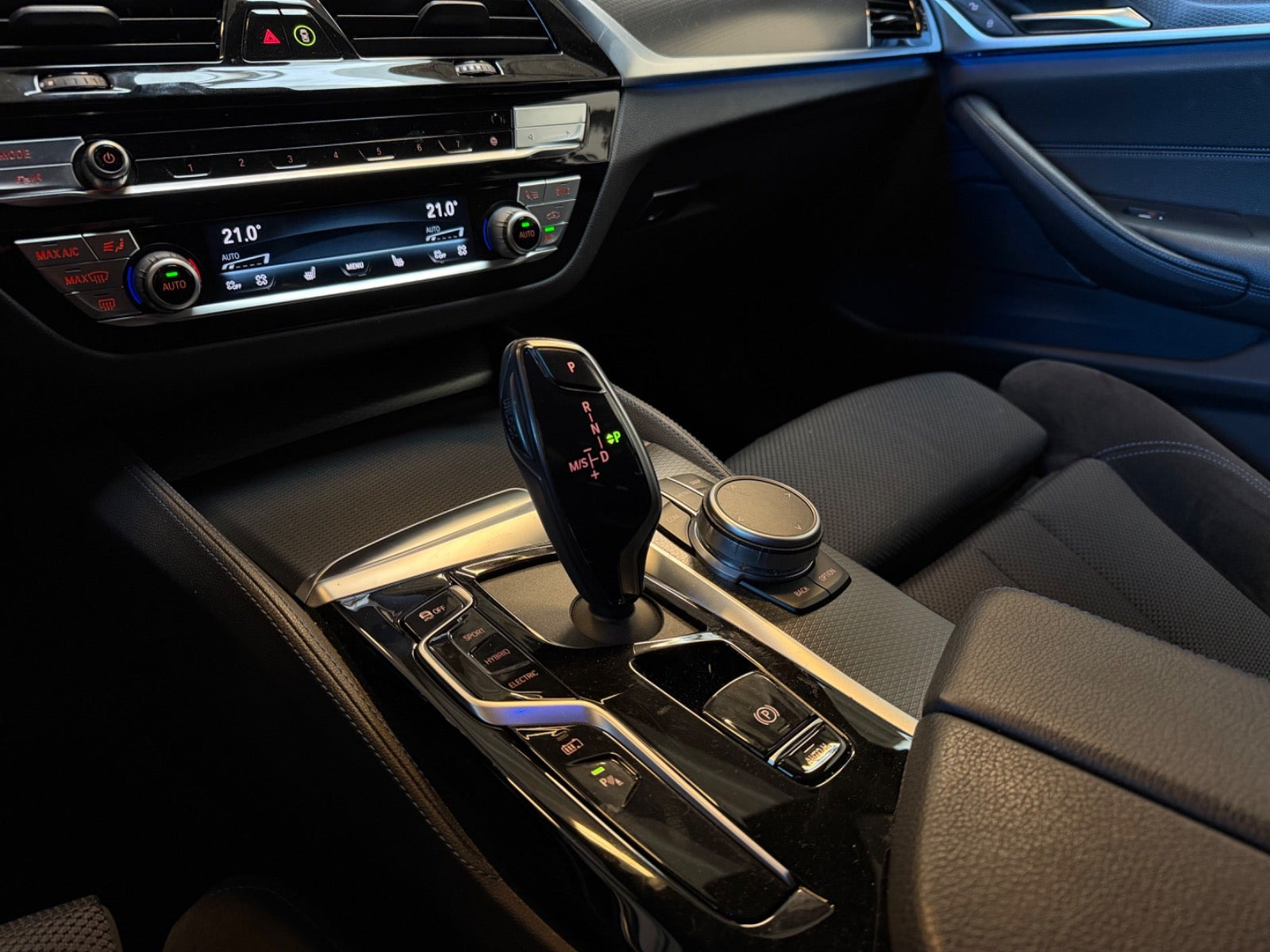 Blå BMW 530e fra 2021