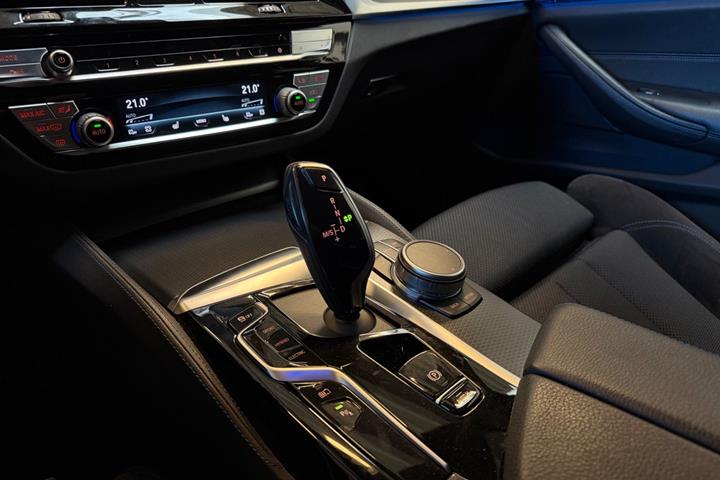 Blå BMW 530e fra 2021