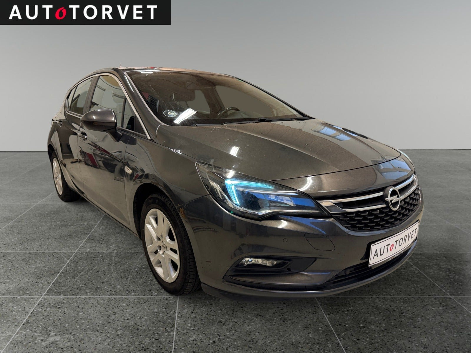 Grå Opel Astra fra 2016