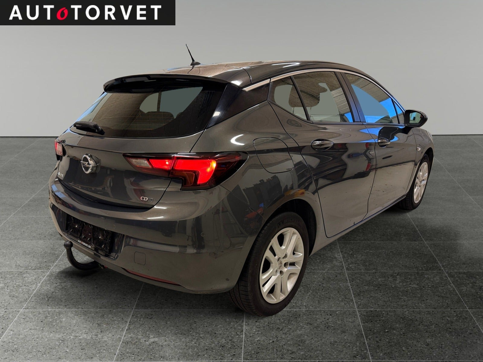 Grå Opel Astra fra 2016