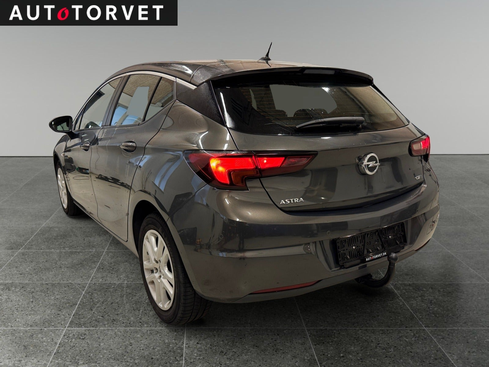 Grå Opel Astra fra 2016